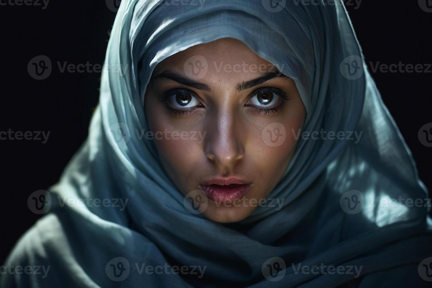 un' donna nel un' foulard con leggero In arrivo a partire dal sua occhi foto