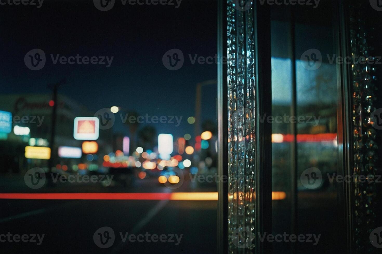 un' Visualizza di il città a notte a partire dal un' finestra foto
