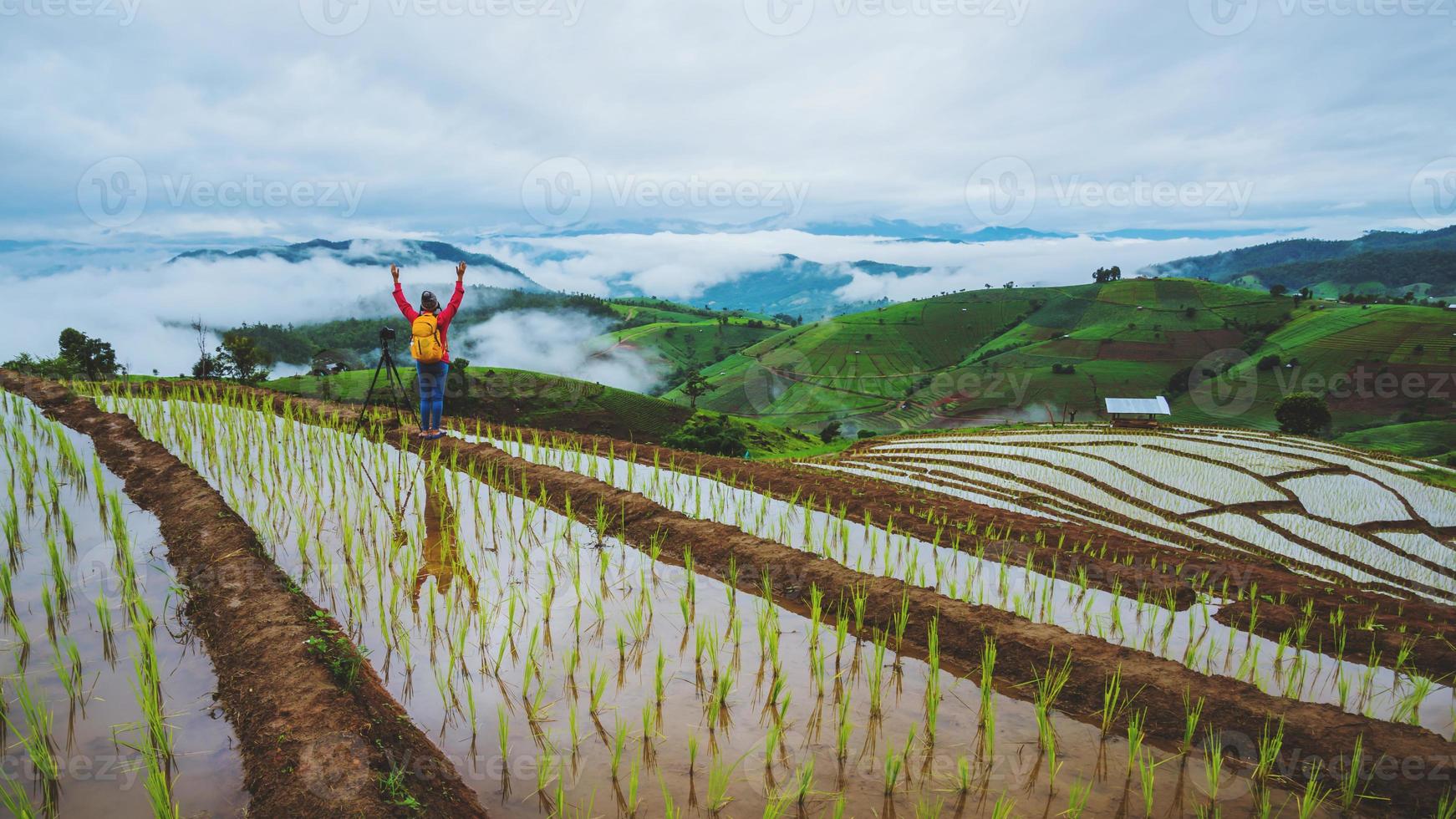 natura di viaggio donna asiatica. viaggiare rilassati. camminando scatta una foto sul campo. in estate.