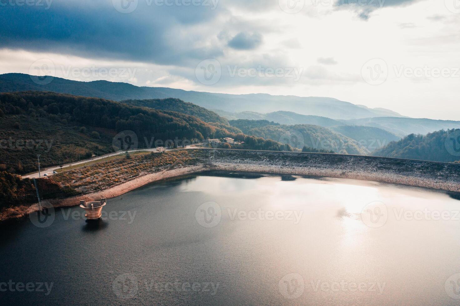 foresta nel autunno con alberi vicino un' lago nel il montagne aereo Visualizza foto