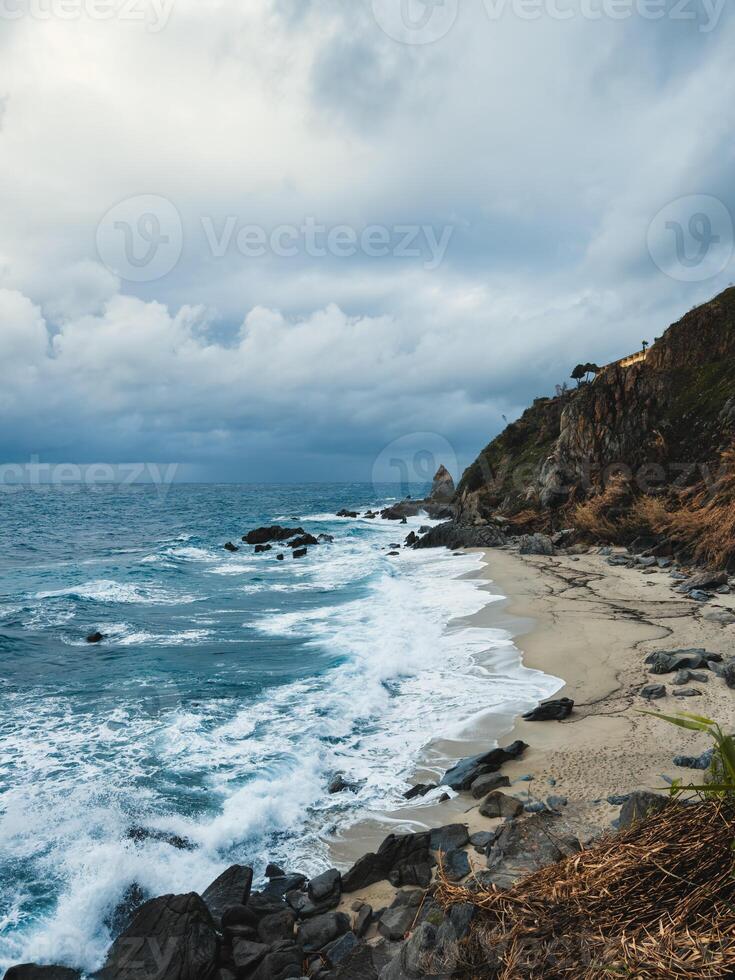 oceano tempestoso onde Crashing su calabria ovest costa foto