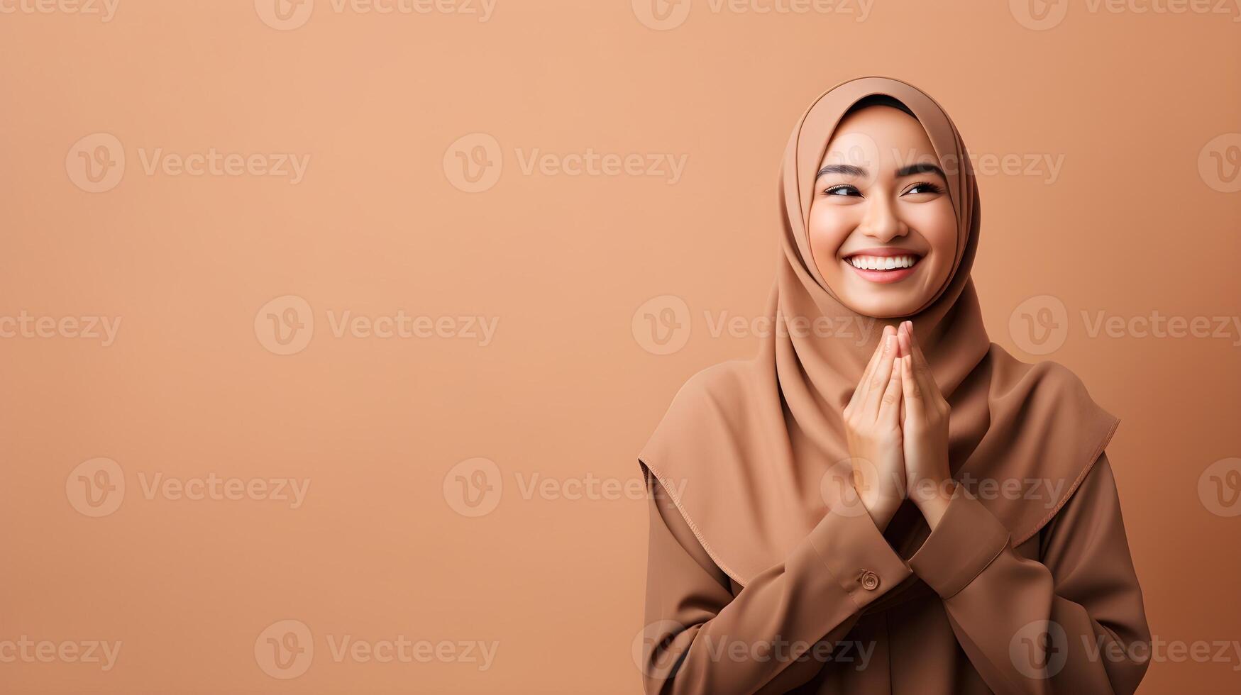 sud-est asiatico donna indossare sciarpa è preghiere e sorridente su Marrone sfondo foto