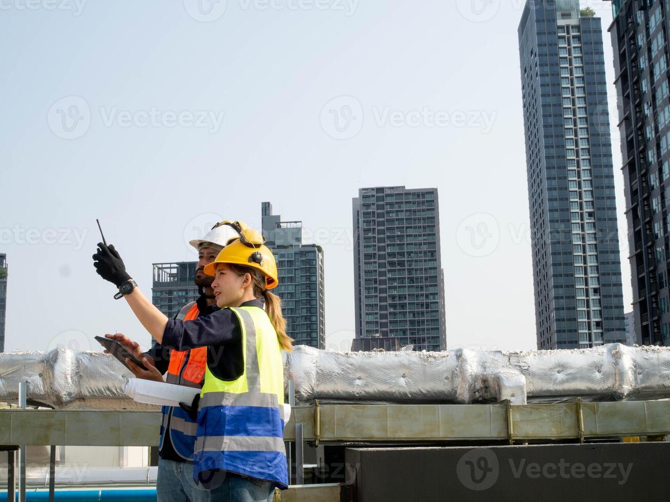 maschio uomo femmina donna signora persona persone spiegare parlare parlare discussione gruppo lavoro di squadra tetto edificio ufficio urbano città copia spazio attività commerciale acciaio metallo lavoro duro e faticoso dipendente ingegnere industria caposquadra lavoro foto