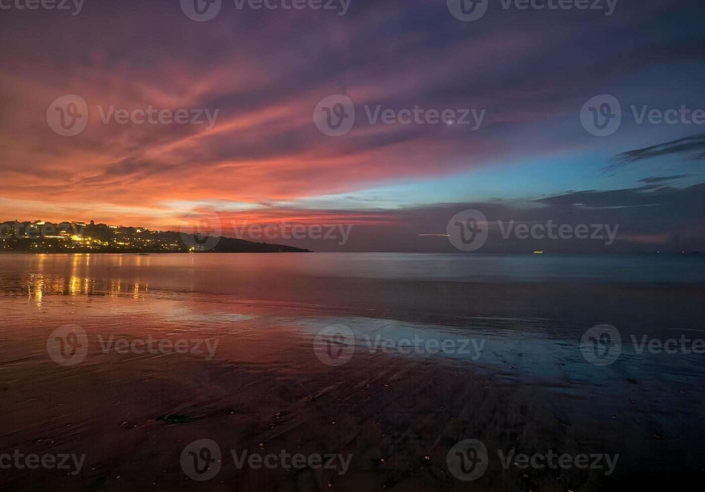 tramonto al di sopra di il oceano con nuvole e montagne nel il sfondo foto