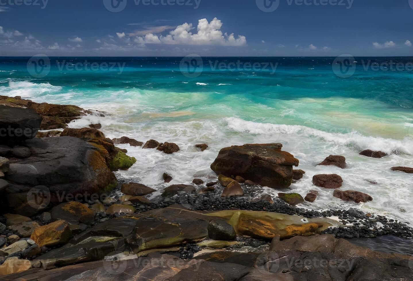un' roccioso litorale con onde Crashing contro il rocce foto