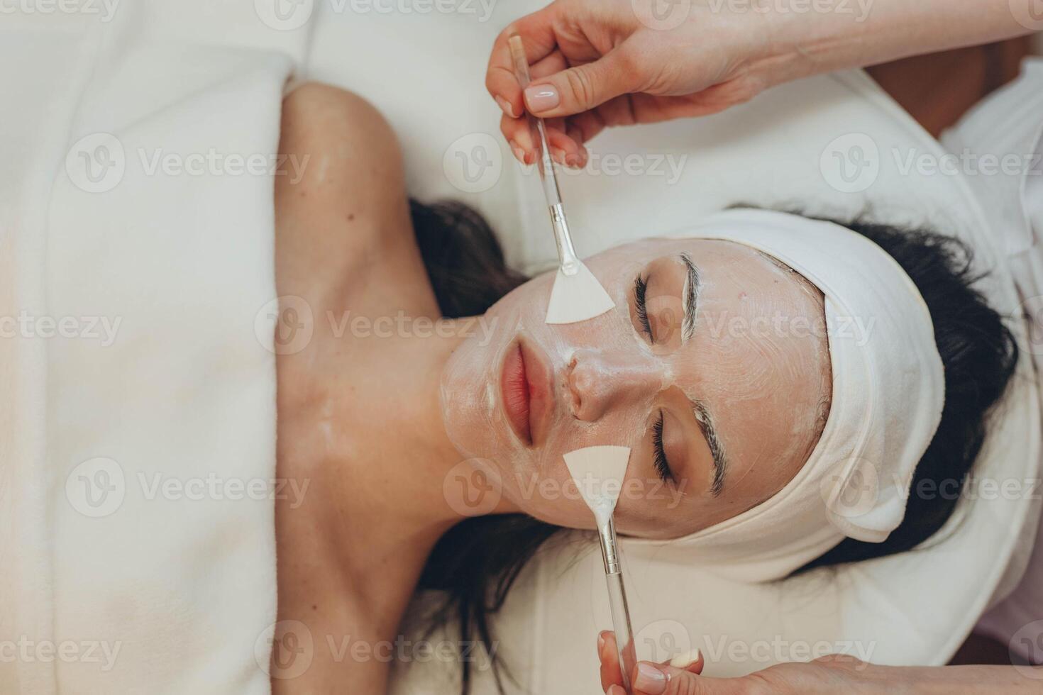 un' ragazza a un' cosmetologo fa cosmetico procedure. pelle detergente foto