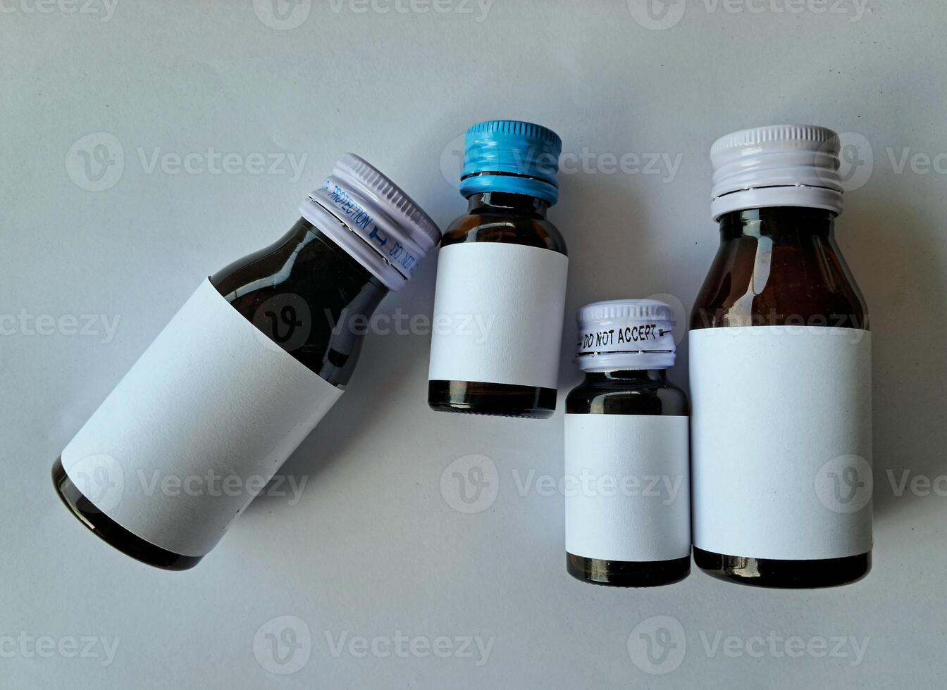 medicina bottiglia Marrone colore con un' vuoto etichetta per modello o presentazione modello collezione foto