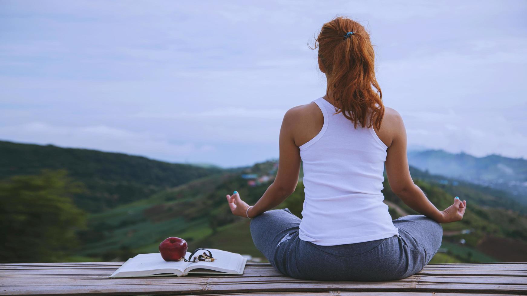 i viaggiatori dell'asia della donna viaggiano. gioca se lo yoga. phetchabun phutubberg thailandia foto