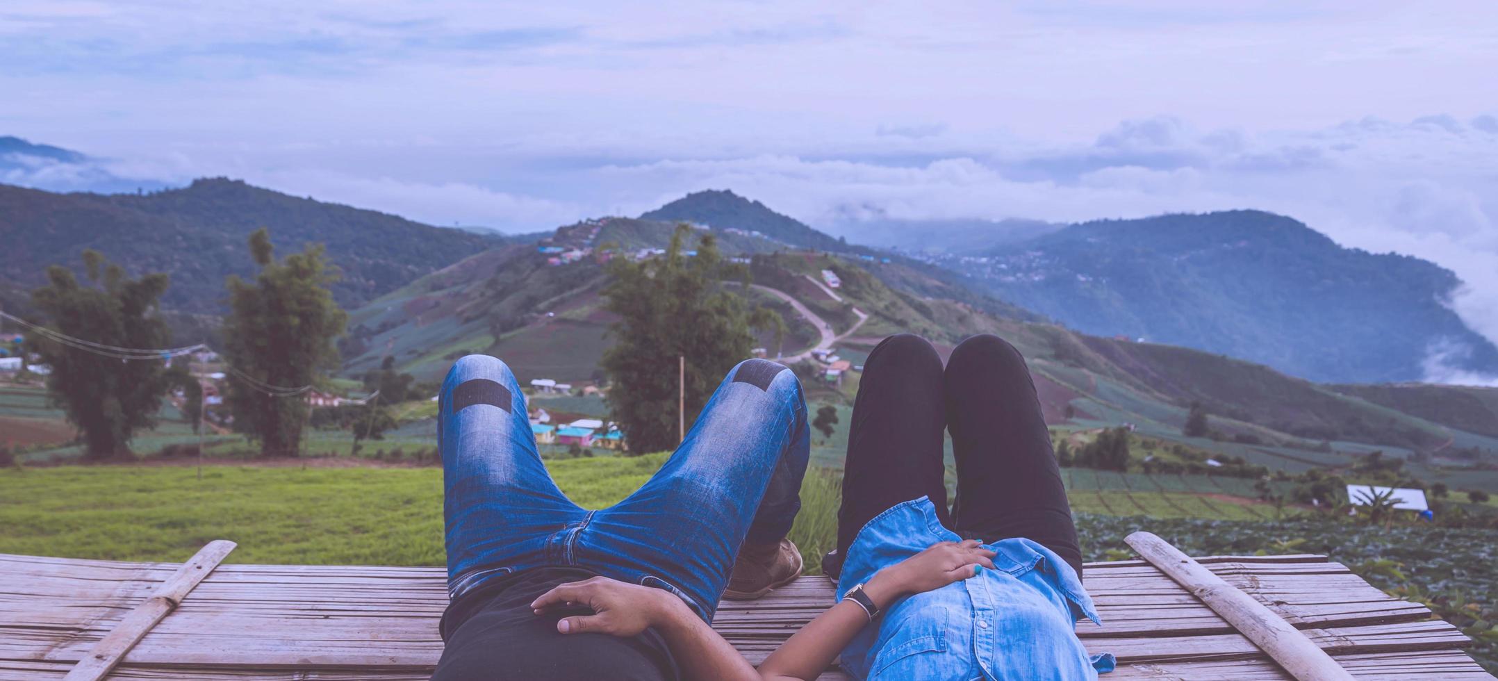 amante uomini e donne viaggi in Asia relax. atmosfera mattutina natura foreste, montagne. phu thap buek thailandia foto