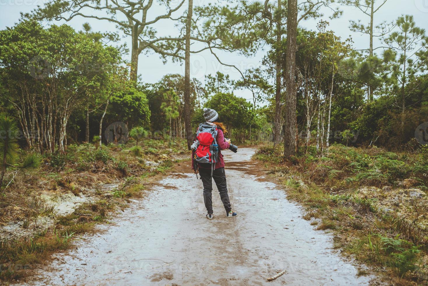 natura di viaggio donna asiatica. viaggiare rilassati. turisti della fotografia. viaggiare su per la montagna foto