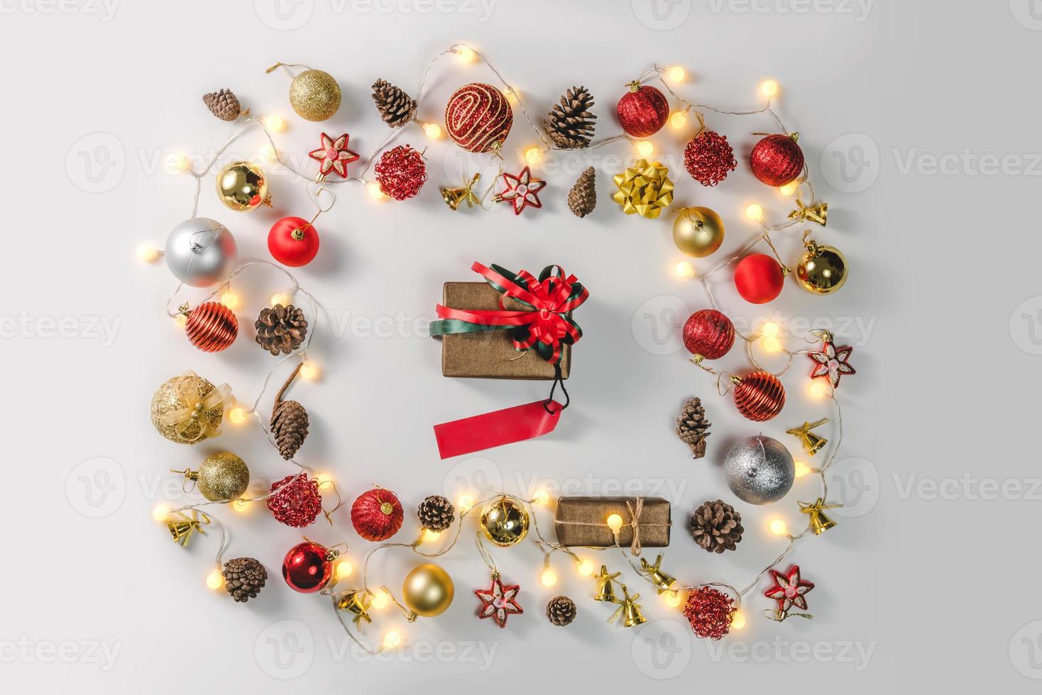 regalo di natale con nastro azzurro e palle di decorazione natalizia su sfondo nero bokeh astratto con spazio di copia. sfondo vacanza biglietto di auguri per buon natale e capodanno. foto