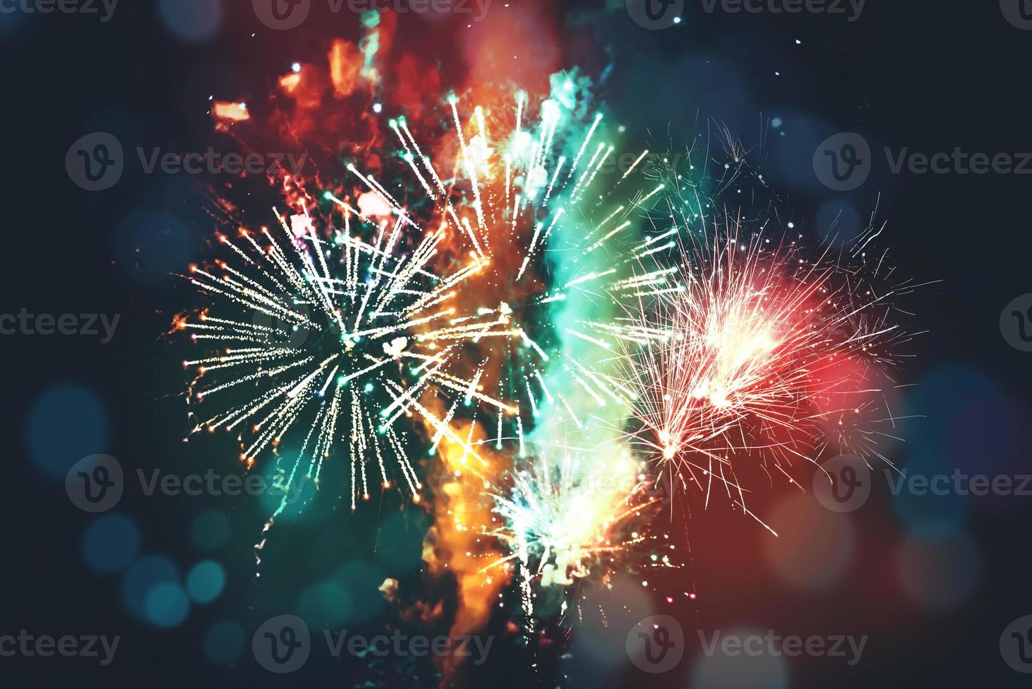 sfondo astratto. sfocatura del cerchio di fuochi d'artificio. colorato in festa foto