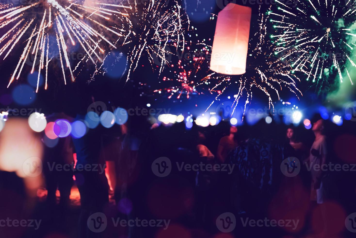 la gente festeggia il nuovo anno. sfocatura del cerchio di fuochi d'artificio. colorato in festa. spiaggia thailandese foto