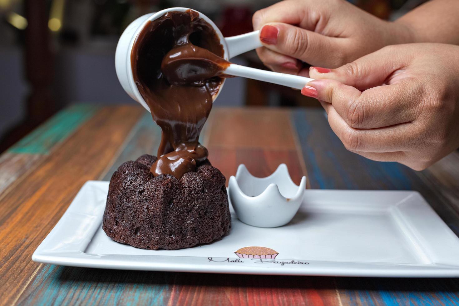 torta al cioccolato con crema al cioccolato foto