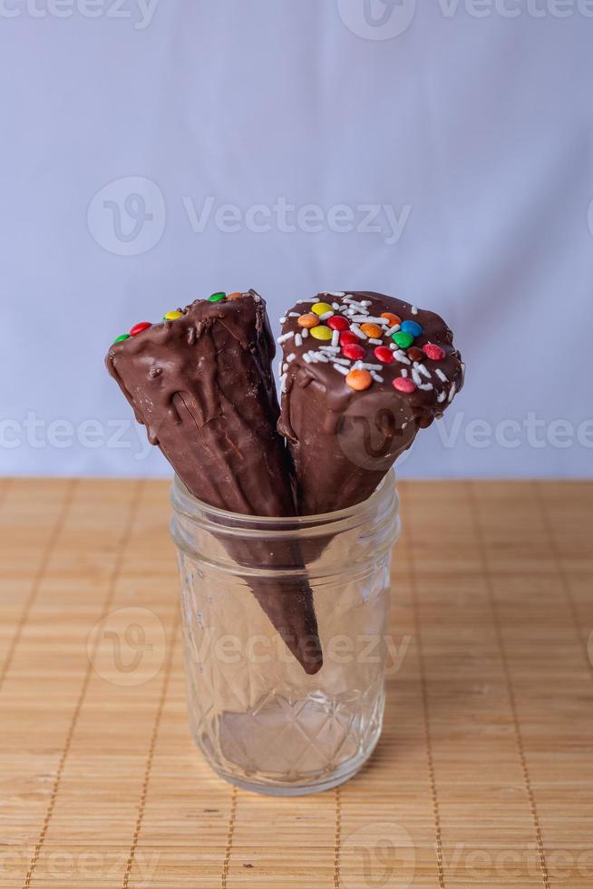 gelato al cioccolato con cioccolato foto