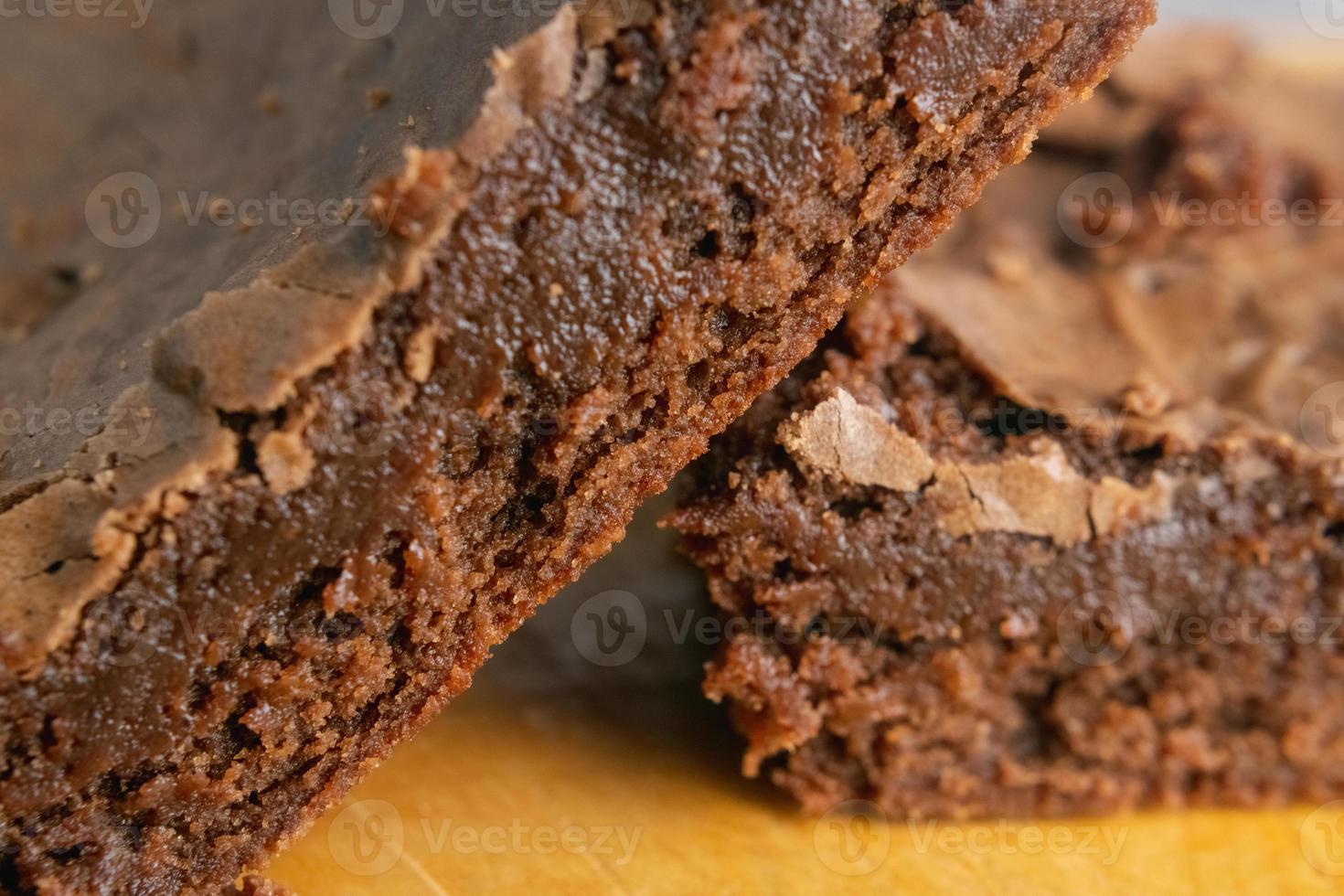 torta al cioccolato con noci e cioccolato foto