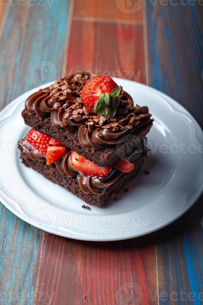 torta al cioccolato con fragole foto