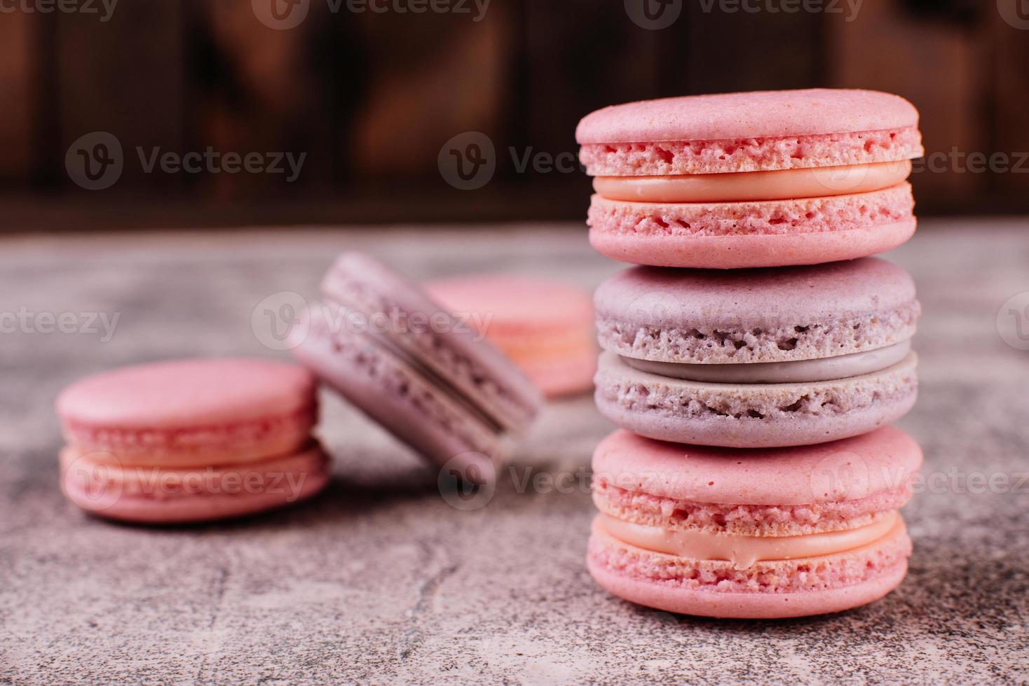 bellissimi amaretti rosa gustosi su uno sfondo di cemento foto