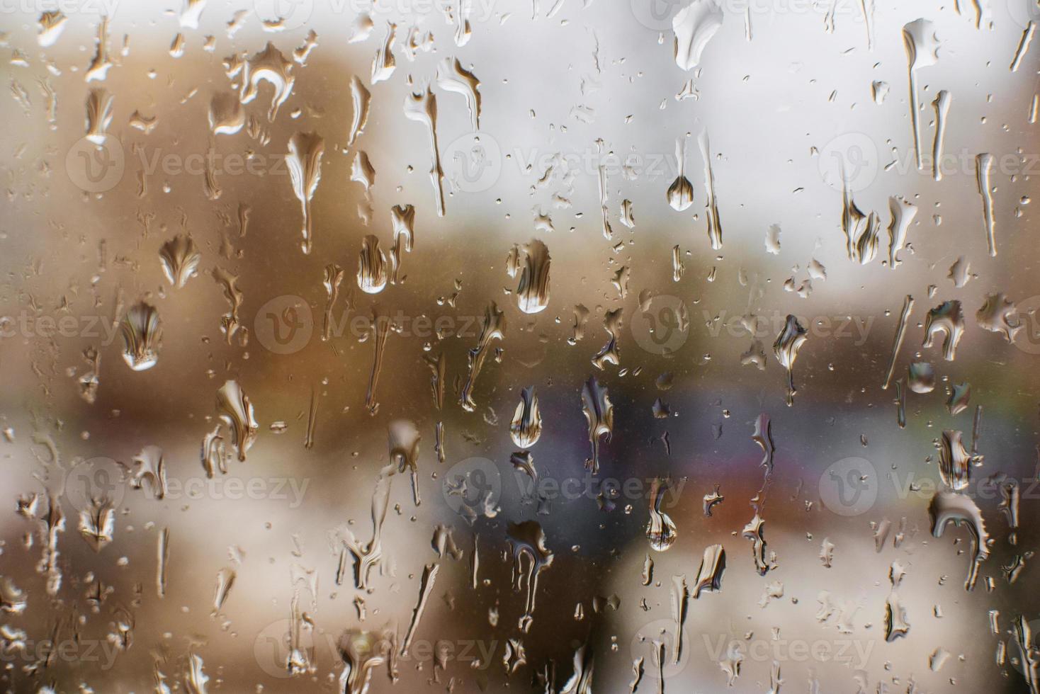 gocce di pioggia alla finestra. può essere usato come sfondo foto