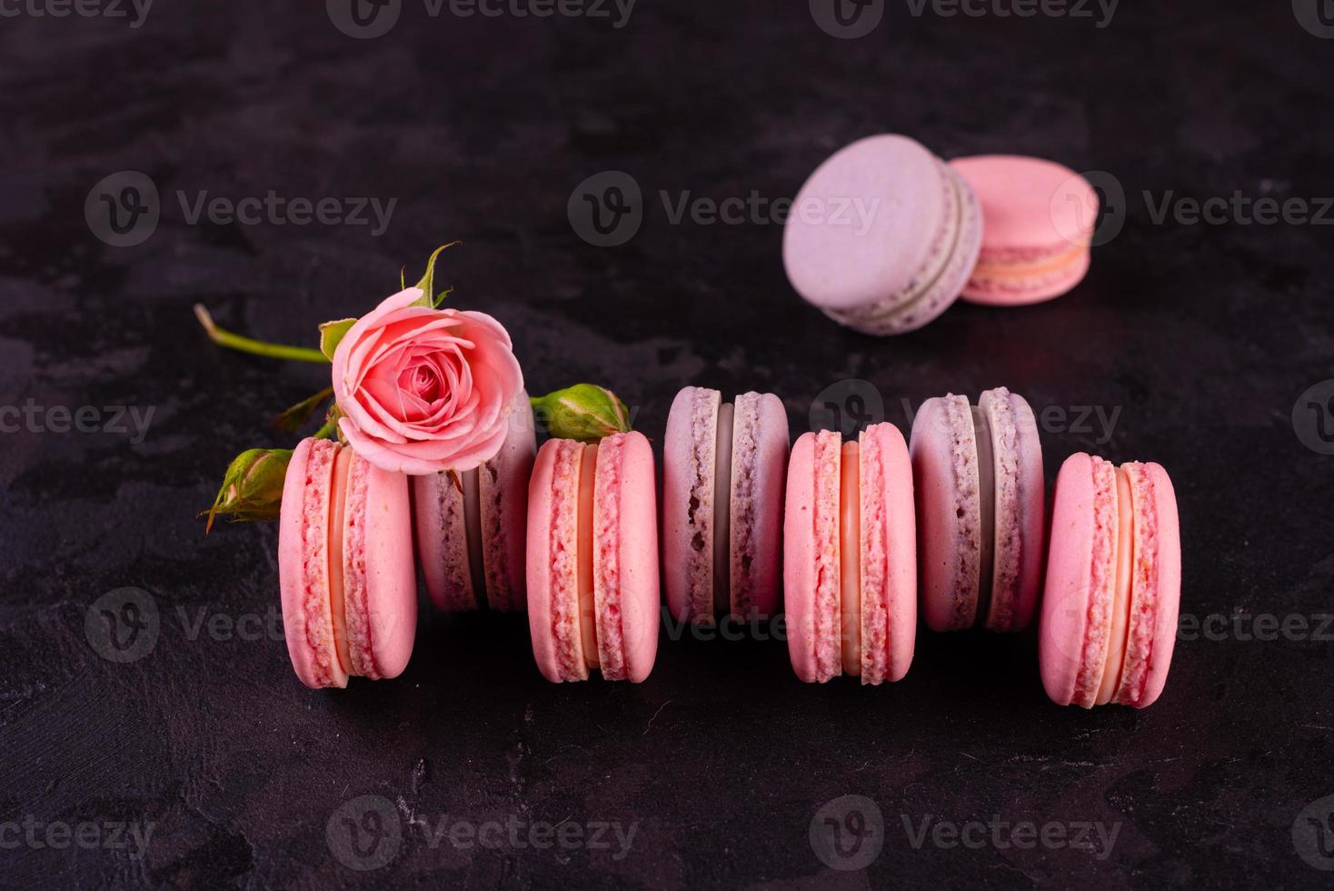 bellissimi amaretti rosa gustosi su uno sfondo di cemento foto