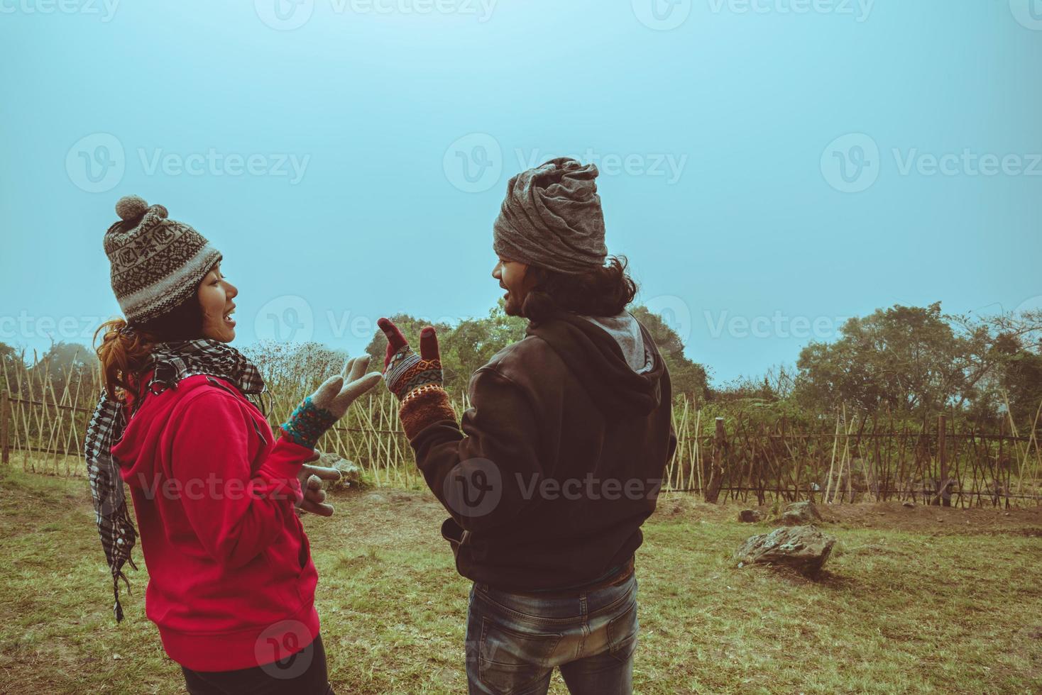 amante donne e uomini asiatici viaggiano rilassarsi in campeggio durante le vacanze. sulla montagna.thailandia foto