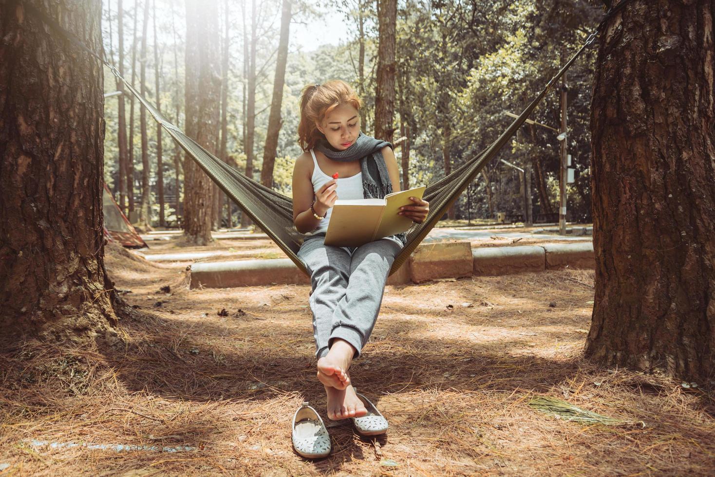 donne sedute a leggere. nell'amaca. nell'atmosfera naturale del parco foto