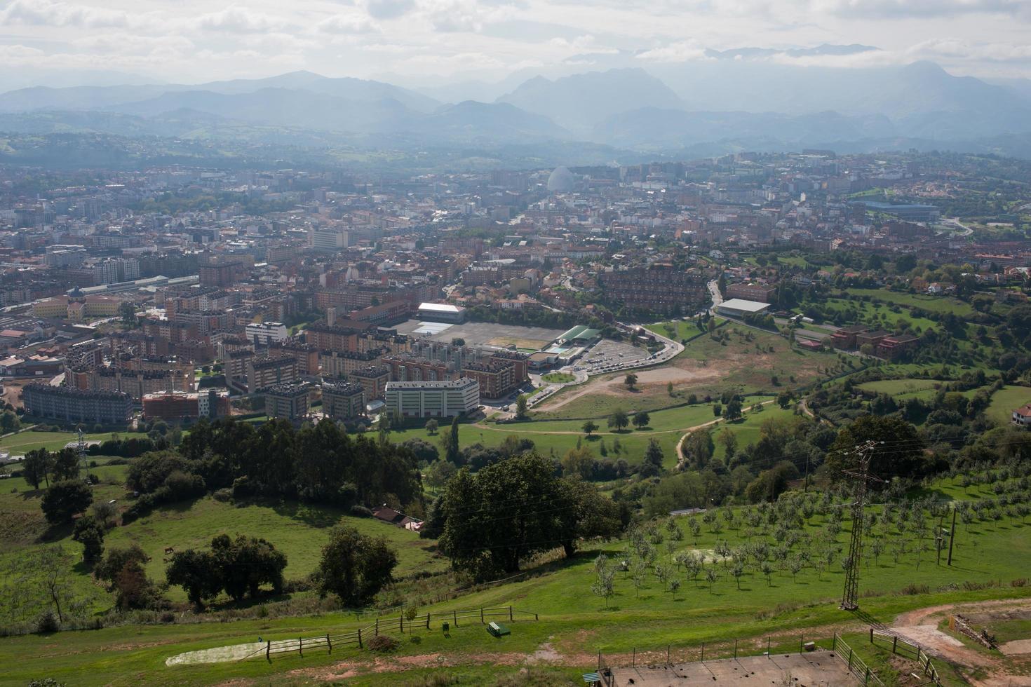 bella veduta aerea di oviedo e dei campi intorno, vista da naranco. asturie foto