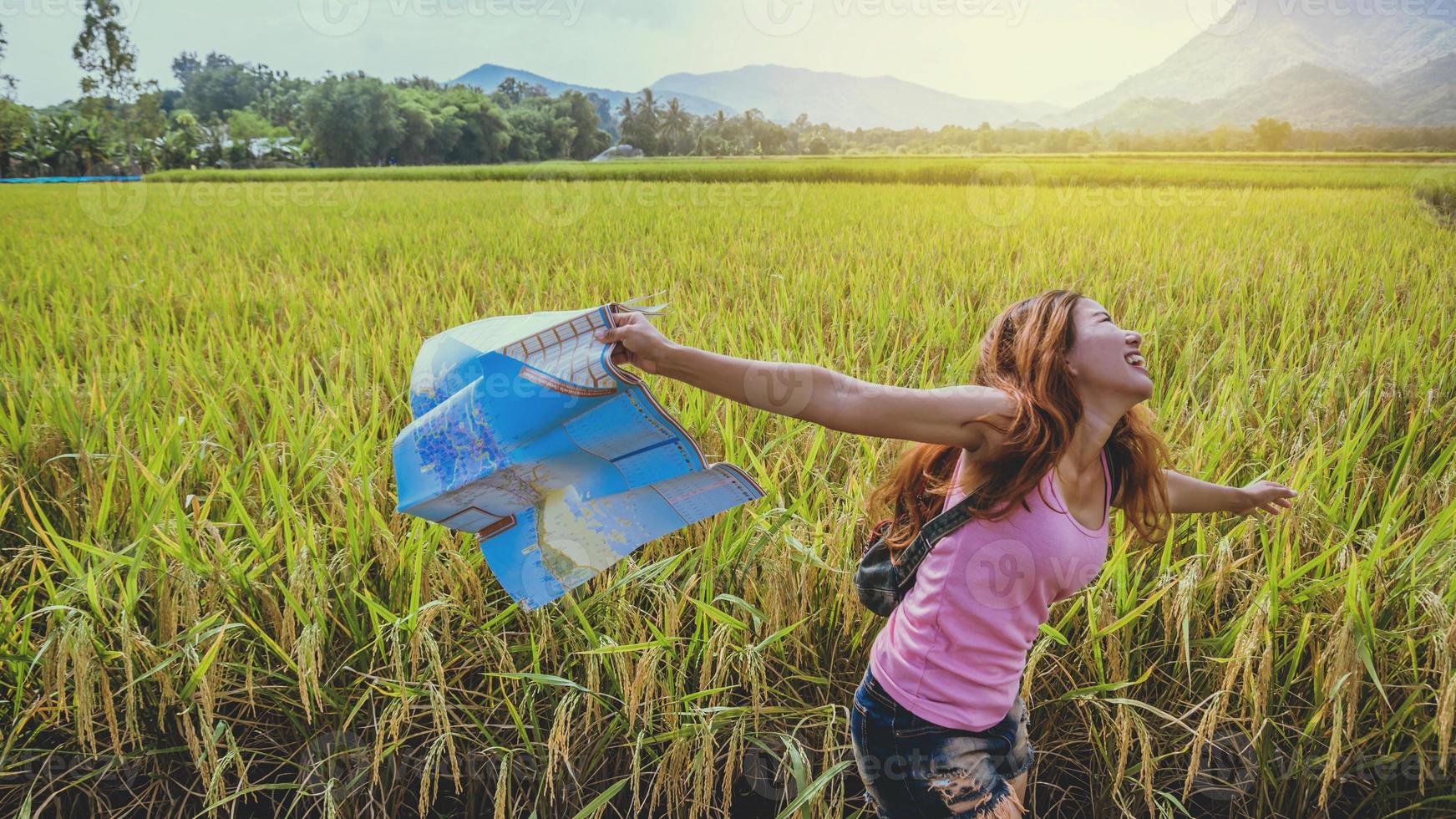 le donne asiatiche viaggiano rilassarsi durante le vacanze. espandere la mappa del rilievo campo di montagna. Tailandia foto