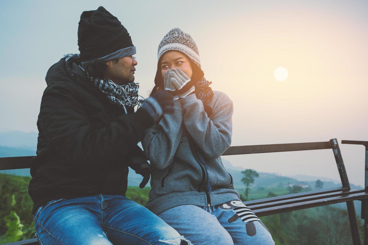 amante donne e uomini asiatici viaggiano rilassarsi durante le vacanze. alzati per l'alba sulla montagna. in inverno. in Thailandia foto