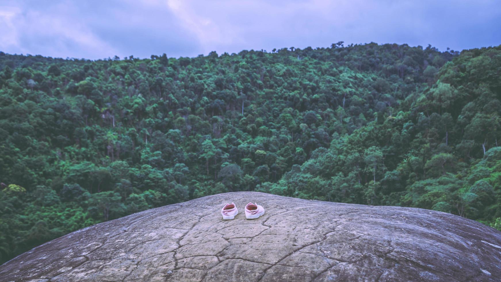 viaggio vacanza in asia. paesaggio sulla scogliera di roccia, le scarpe sono su una scogliera rocciosa. foto