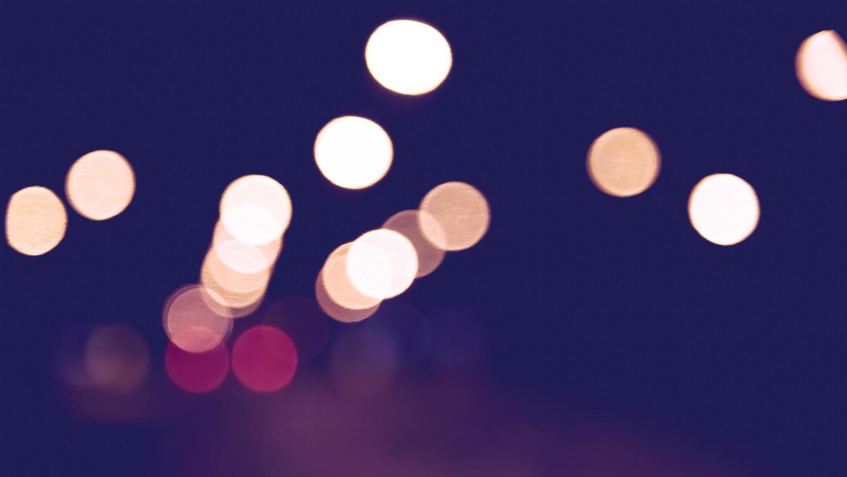 sfondo sfocato bokeh. cerimonie delle luci accendi le luci di notte nelle celebrazioni foto