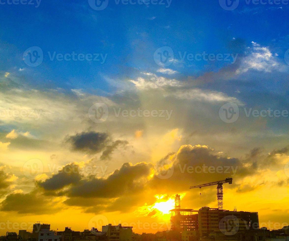 sole cocente sulla città foto