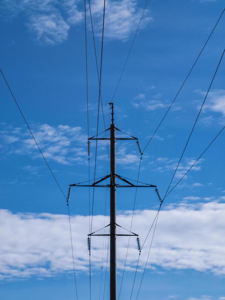 torre elettrica ad alta tensione su sfondo con cielo nuvoloso. foto