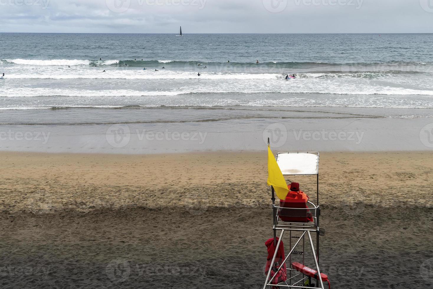 bagnino sulla spiaggia di canteras a gran canaria, isole canarie foto