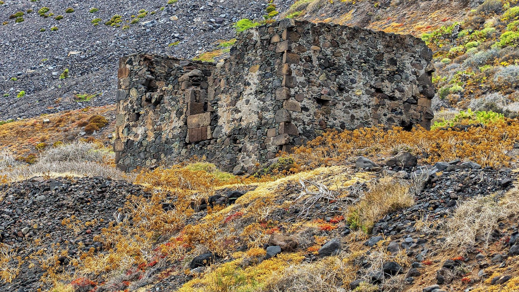 vecchia casa in rovina sulla costa dell'isola di gran canaria foto