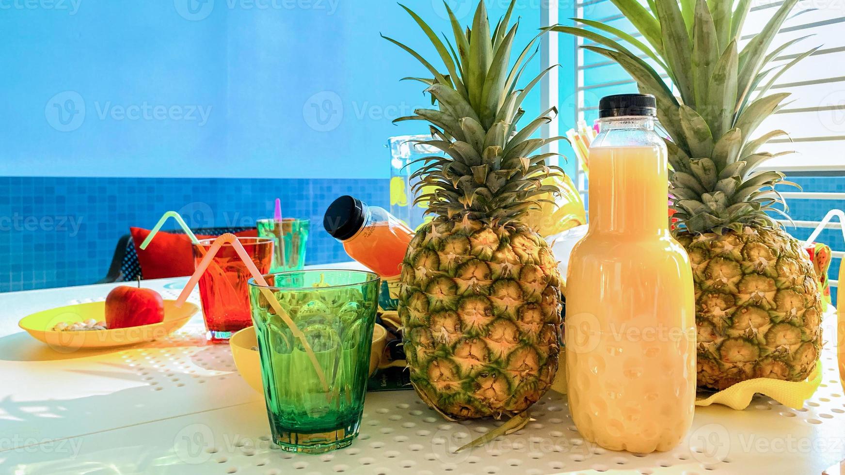 sfondo di bevande estive sul tavolo foto