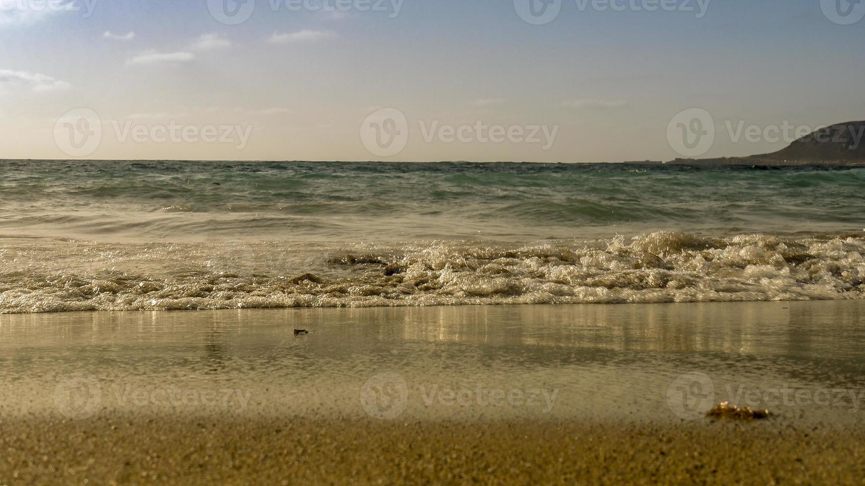 onde sulla spiaggia di canteras nella città di las palmas foto