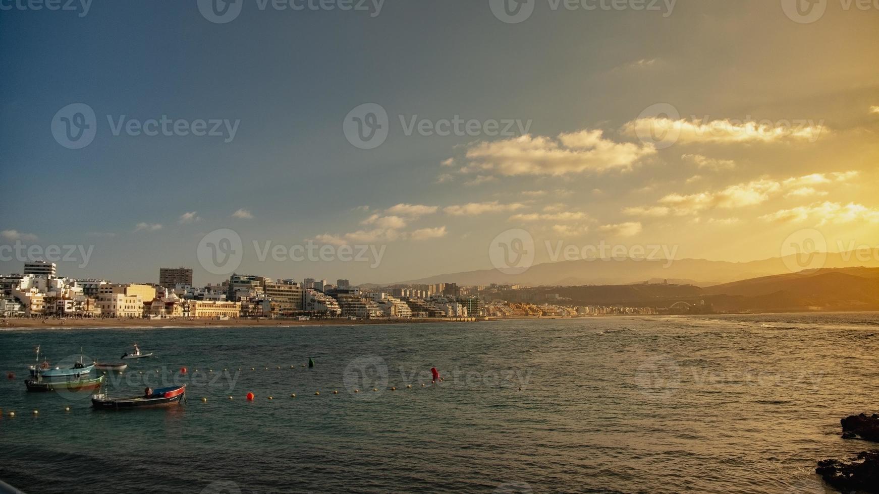 tramonto sulla spiaggia di canteras nella città di las palmas foto