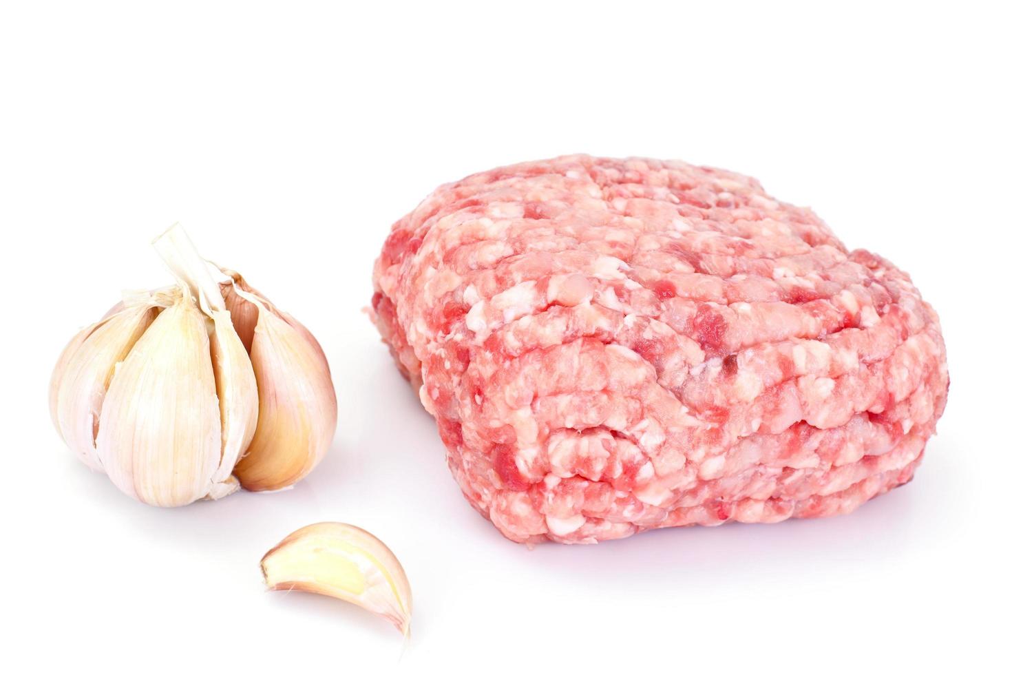 carne tritata su sfondo bianco foto