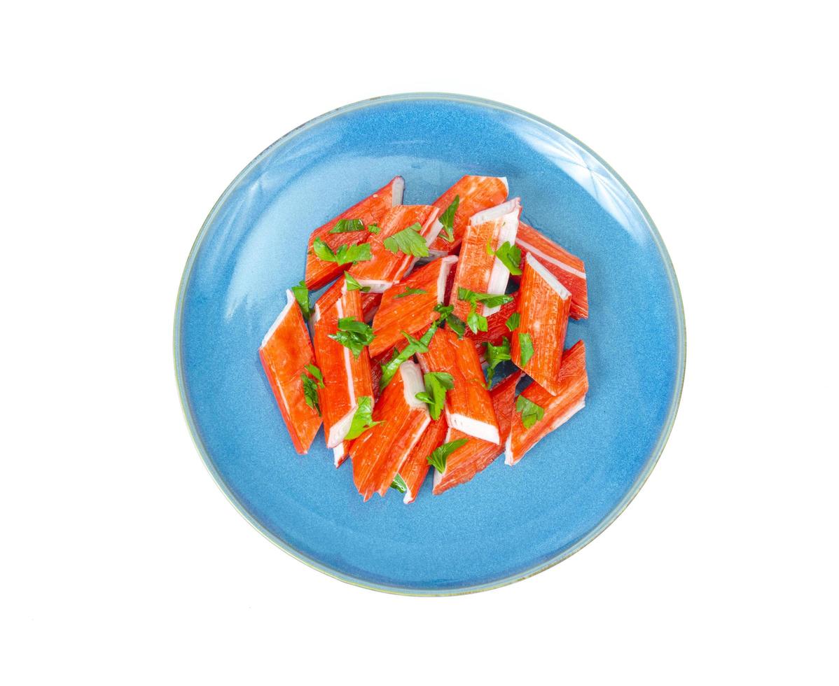 bastoncini di granchio, surimi, imitazione, snack sul piatto. foto in studio