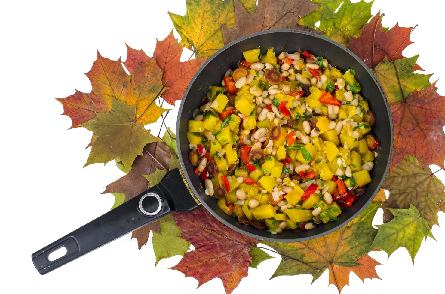 padella con spezzatino di verdure con zucca e fagioli bianchi foto