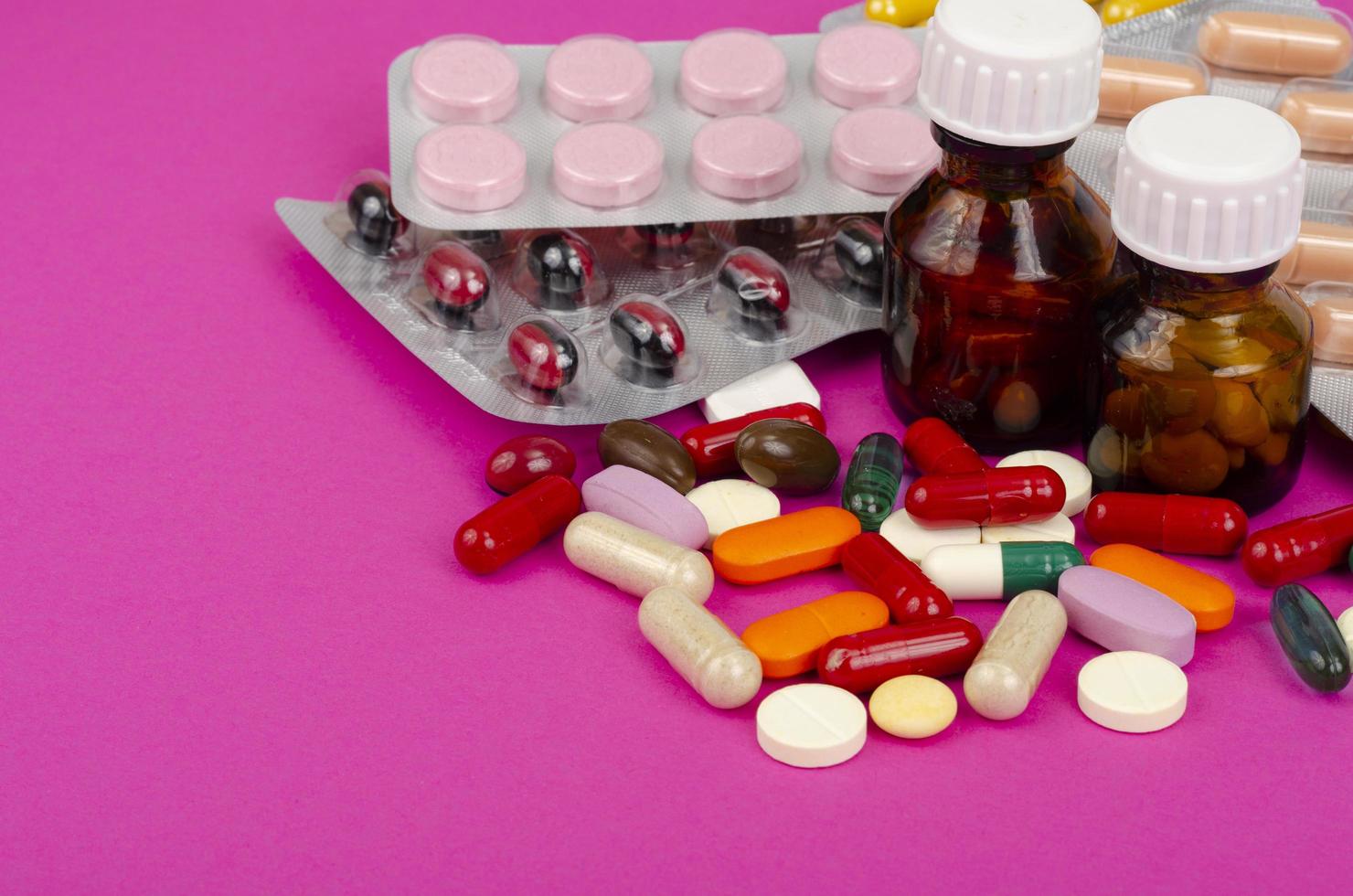 malattia e trattamento. concetto di medicina. farmaci e imballaggi su sfondo luminoso. foto in studio