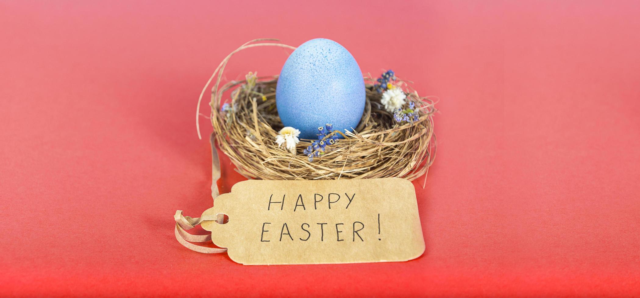 sfondo colorato con uova di Pasqua su sfondo rosso. felice Pasqua concetto. può essere utilizzato come poster, sfondo, biglietto di auguri. laici piatta, vista dall'alto, copia spazio. foto in studio