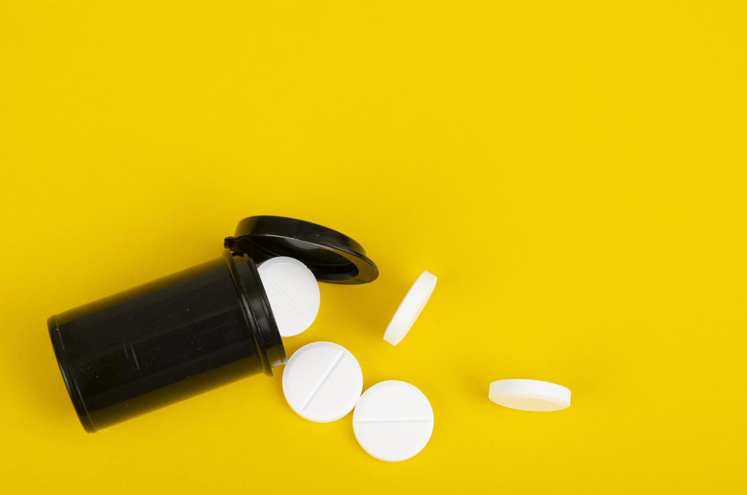 malattia e trattamento. concetto di medicina. farmaci e imballaggi su sfondo luminoso. foto in studio