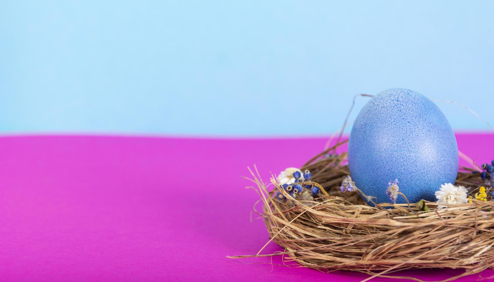 sfondo colorato con uova di Pasqua su sfondo rosa e blu. felice Pasqua concetto. può essere utilizzato come poster, sfondo, biglietto di auguri. laici piatta, vista dall'alto, copia spazio. foto in studio