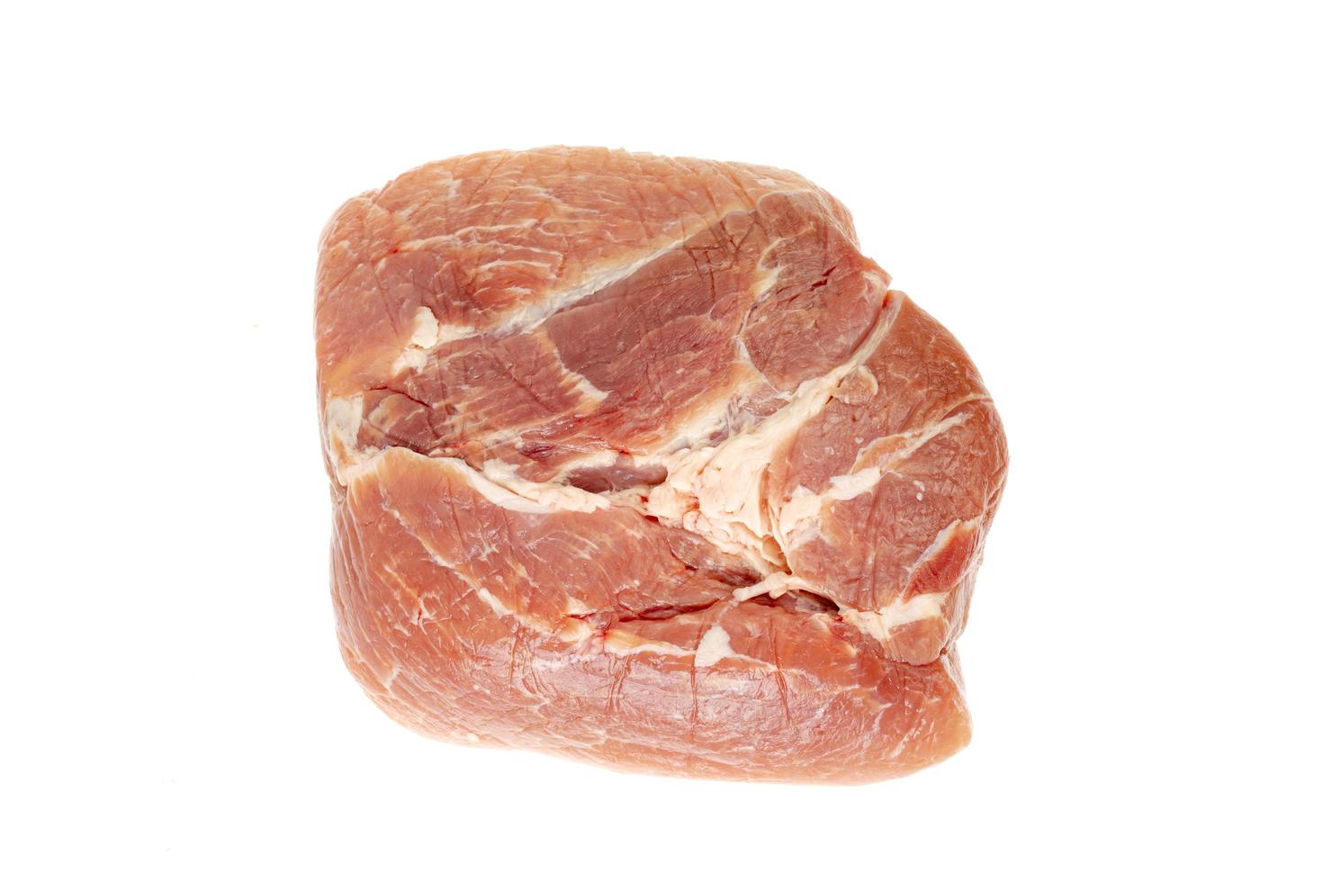 pezzo di carne di maiale fresca cruda isolata su fondo bianco. foto in studio