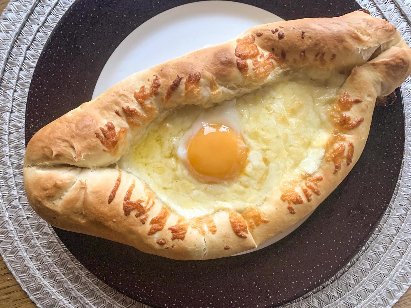 khachapuri adjarian delizioso caldo, cucina georgiana. foto in studio.