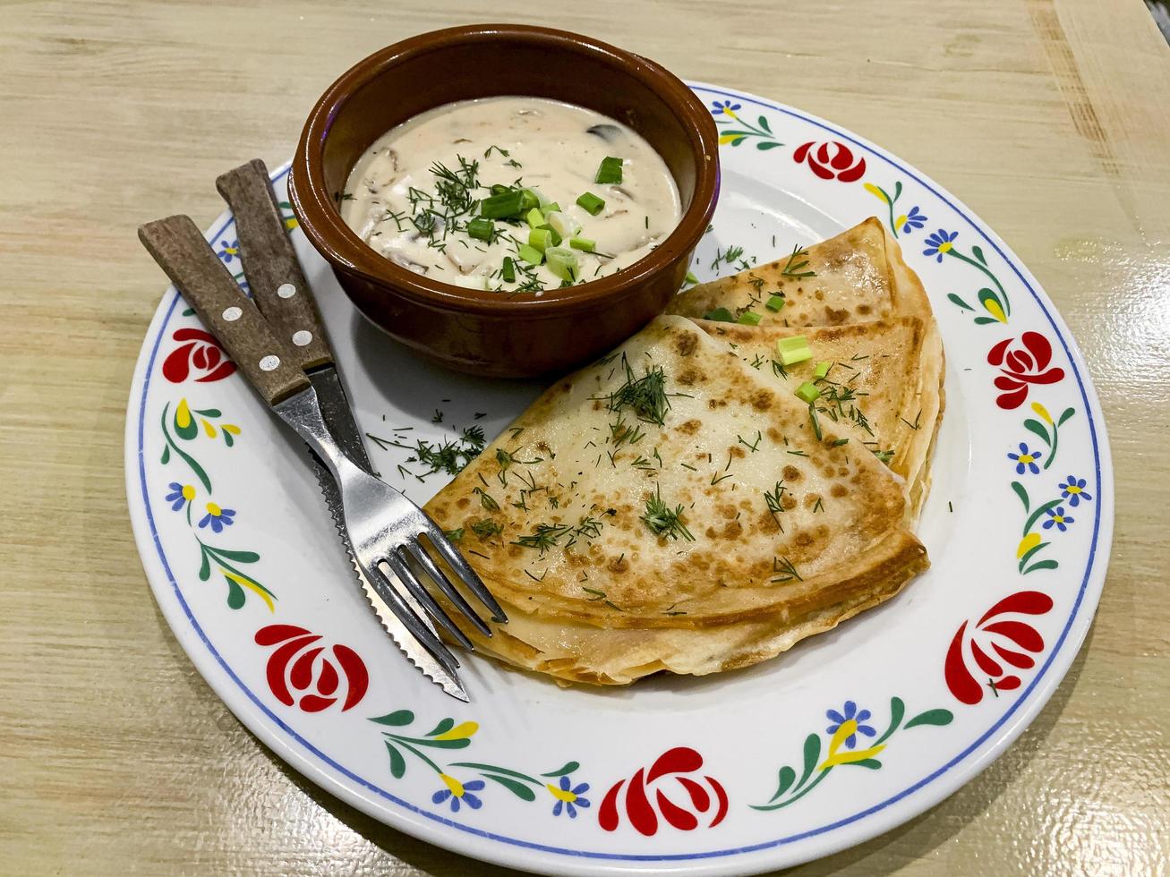 pranzo al caffè. deliziose frittelle con salsa di funghi foto