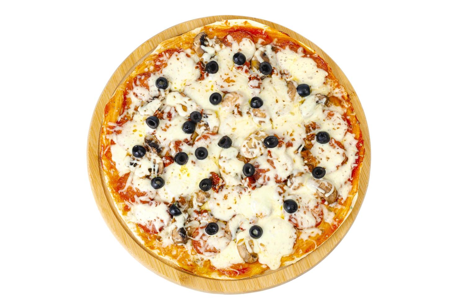 pizza fatta in casa con peperoni, funghi, mozzarella e olive. foto in studio