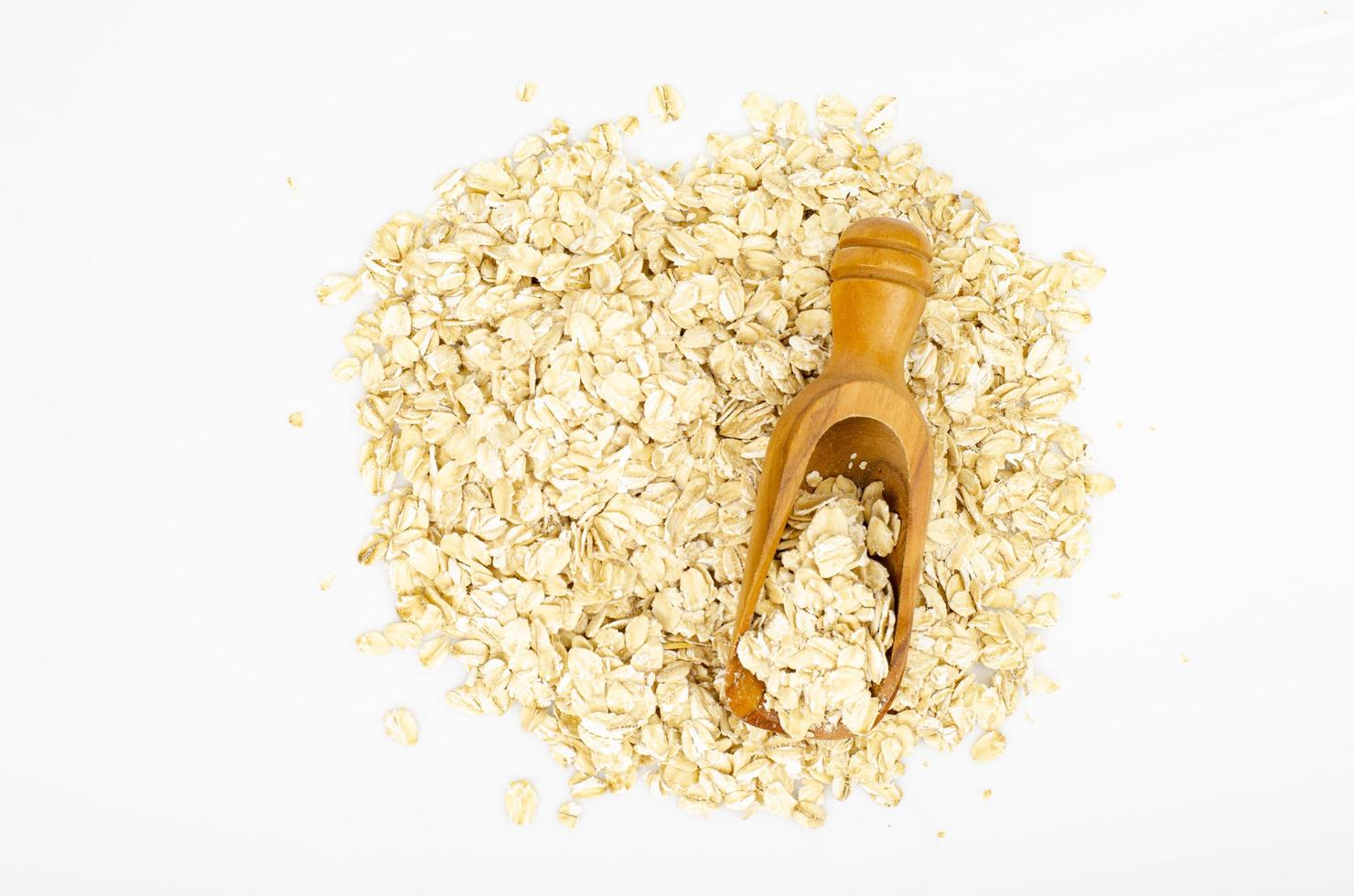 mucchio di farina d'avena isolato su sfondo bianco. mangiare sano. foto in studio.